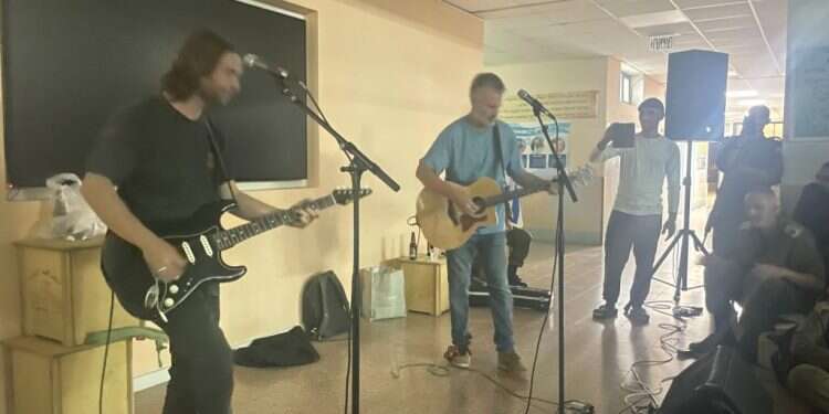 פיטר רוט ומאור כהן. צילום: יח תרבות בחירום: יותר מאלף אמנים הצטרפו למיזם הופעה בממ"דים, למפונים ולוחמים