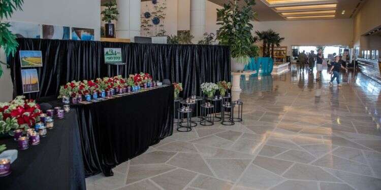 פינת הנצחה לנרצחי קיבוץ בארי במלון דיוויד ים המלח. צילום: לירון מולדובן