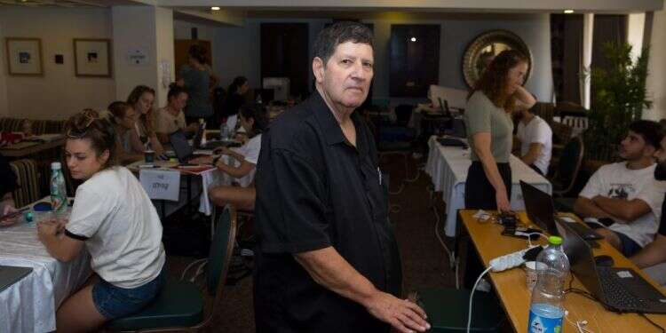 ניר מאיר עם מפוני קיבוץ בארי בים המלח, השבוע. צילום: לירון מולדובן