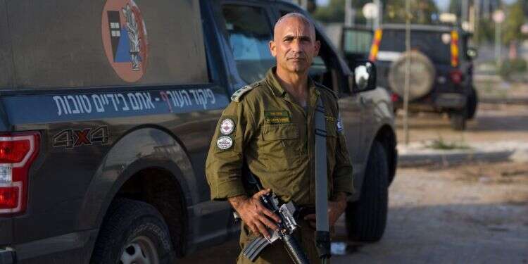 אלוף משנה במיל ' גולן ואך, השבוע בדרום. צילום: לירון מולדובן