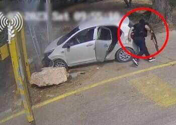 צילום מסך מתוך סרטון של לוחמי שלדג בקיבוץ בארי צפו: לוחמי שלדג נלחמים במחבלים ומחלצים את תושבי בארי