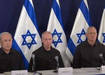 גנץ, גלנט ונתניהו במסיבת עיתונאים משותפת. צילום מסך נתניהו: "קיבלנו את ההחלטה על הרחבת הפעילות הקרקעית פה אחד"