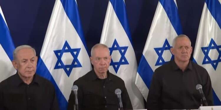 גנץ, גלנט ונתניהו במסיבת עיתונאים משותפת. צילום מסך נתניהו: "קיבלנו את ההחלטה על הרחבת הפעילות הקרקעית פה אחד"