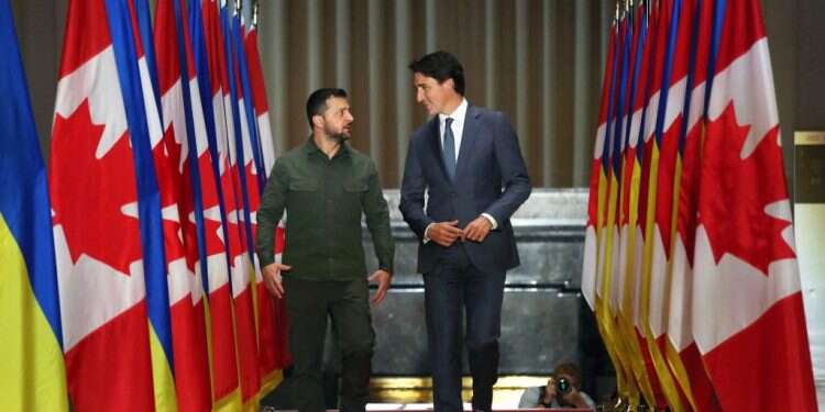 זלנסקי וטרודו. צילום: Dave Chan / AFP "גם יהודי אחד זה יותר מדי": הפרלמנט הקנדי אירח נאצי בן 98 וגרם למבוכה