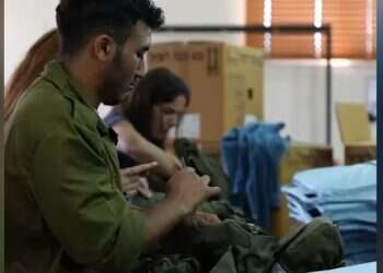 הרכבת אפודים קרמיים. צילום מסף מתוך סרטון של דו צה"ל הצטייד באפודים קרמיים ומודיע: נספק לפי המשימות