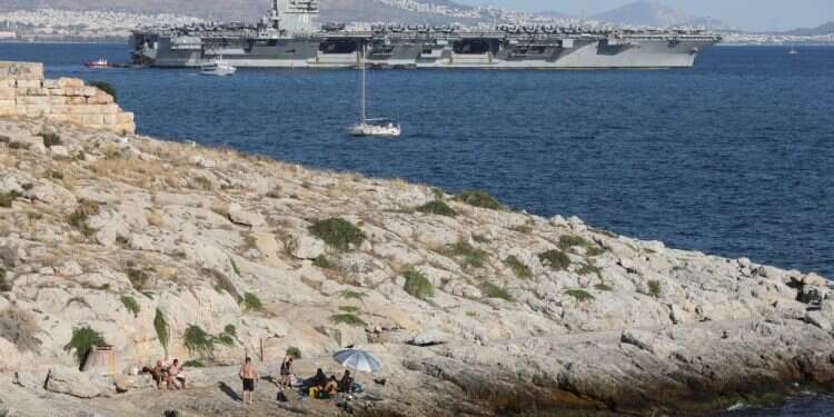 נושאת המטוסים הגדולה בעולם, USS ג'רלד פורד עוגנת בחופי יוון, בדרכה לישראל. צילום: AFP נשיא נוחת במלחמה: עם הגעתו של ביידן, ישראל בכוננות הגנה