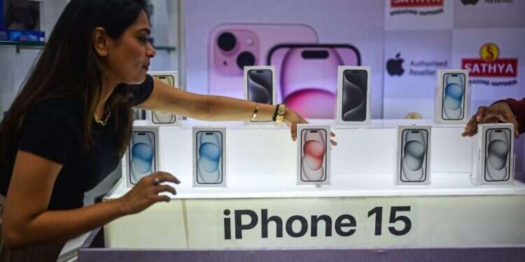 אייפון 15. צילום:  EPA/IDREES MOHAMMED האייפון שלכם מתחמם? יש באג שגורם לזה לקרות