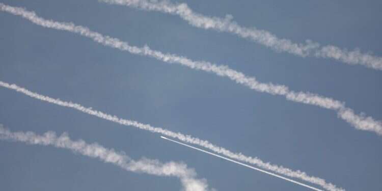 יירוטים של כיפת ברזל. צילום: אי.פיאיי דקה אחרי דקה: 24 שעות הראשונות של הדיווחים ממתקפת הטרור הרצחנית