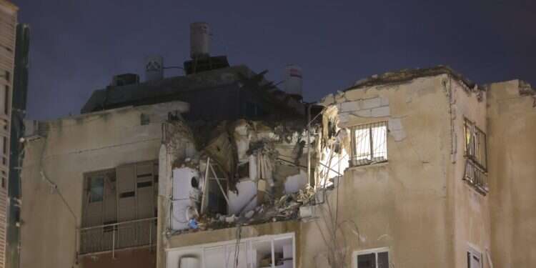 פגישה ישירה של רקטה בתל-אביב, אתמול. צילום: EPA המלחמה בדרום: כך תארגנו ממ"ד עם כל הציוד המותאם