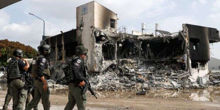 כוחות הביטחון מחוץ לתחנת המשטרה ההרוסה בשדרות. צילום: EPA "כשאחד השוטרים נפצע, אבא רץ לעזור לו תוך חיפוי של שני שוטרים אחרים"