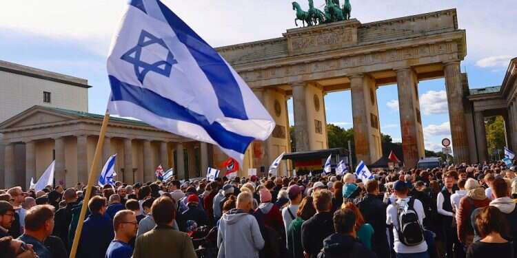 הפגנות תמיכה בישראל בברלין. צילום: EPA השאלות במבחן ההתאזרחות החדש בגרמניה: מתי קמה מדינת ישראל