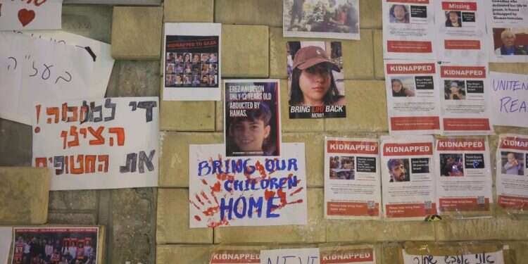 תמונות חטופים על קירות הקריה בתל אביב. צילום: EPA בצה"ל מעריכים: מרבית החטופים ברצועת עזה עודם בחיים