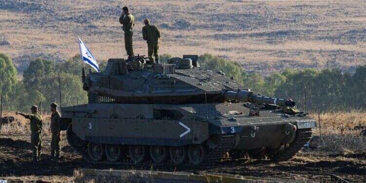 חיילי צה חיילי צה"ל בטנקים בגבול לבנון, מוכנים להגנה על תושבי הצפון. צילום: EPA