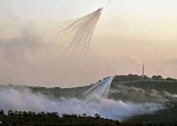 תקיפת ארטילריה בלבנון. צילום: EPA