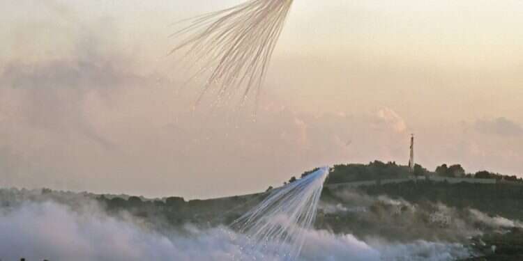 תקיפת ארטילריה בלבנון. צילום: EPA