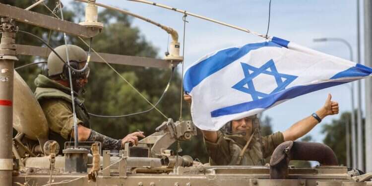 חיילים מסיירים בגבול רצועת עזה. צילום:AFP בתום המלחמה נצטרך לשוב ליצור מנגנונים מוסכמים להכרעה