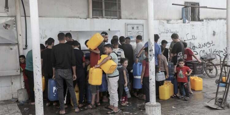 תושבי חאן־יונס בתור למים , ביום שלישי. צילום: אי.פי.איי