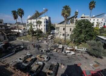 מגרש החנייה של בית החולים בעזה שאירע בו פיצוץ.  צילום: EPA "הם שיגרו מאחורי בית החולים": השיחה שחשפה את הפייק בעזה