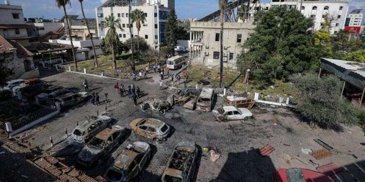 מגרש החנייה של בית החולים בעזה שאירע בו פיצוץ. צילום: EPA "הם שיגרו מאחורי בית החולים": השיחה שחשפה את הפייק בעזה