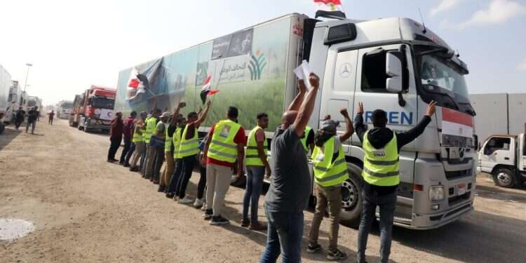 משאיות הסיוע נכנסות לרצועת עזה, 21.10. צילום: EPA הסיוע ההומניטרי נכנס לעזה – אך לא הגיע לבית החולים