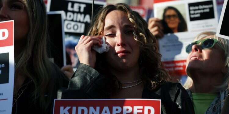 אנשי הקהילה היהודית בבריטניה מפגינים למען ישראל ושחרור החטופים. צילום: EPA נתונים מחרידים: 34 תלמידים ו-10 מורים נרצחו במתקפת הטרור, עשרות נחטפו