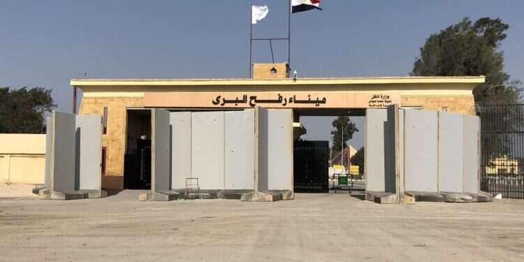 משאיות סיוע הומניטרי נכנסות לעזה ממעבר רפיח. צילום: EPA המצור הולך ונחלש: צינור מים נוסף נפתח לעזה