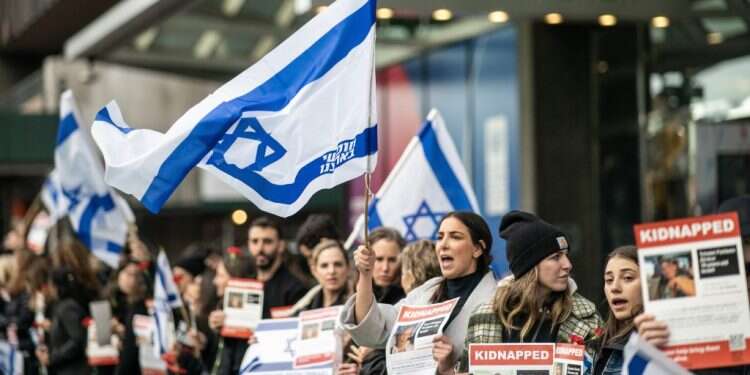 עצרת למען החטופים מחוץ למטה האו שבויים באפילה: האנשים שיושבים בחדר המו"מ בין קטאר לחמאס