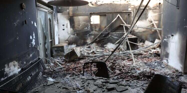 חדר סלון בקיבוץ בארי,לאחר טבח ה-7.10. צילום: EPA ראש השב"כ הגיש את תצהירו: פיטורי נובעים מהדרישה לנאמנות אישית