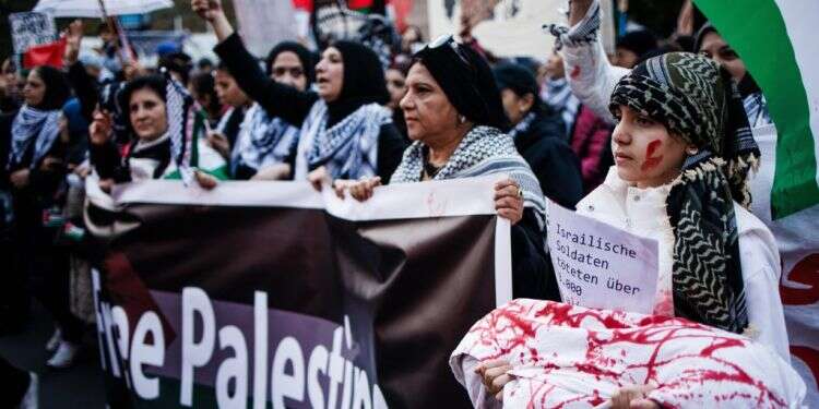 הפגנה פרו-פלסטינית בגרמניה, 28 באוקטובר. צילום: אי.פי.איי/קלמנס בילן הבילד הגרמני במאמר תקיף על מהגרים מארצות ערב: "גרמניה, יש לנו בעיה"