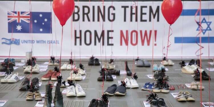 מיצג באוסטרליה למען ישראלים שנחטפו על ידי חמאס. צילום: EPA לא רק שנאת ישראל: מאות בכירים באקדמיה קוראים לשחרור הילדים שנחטפו