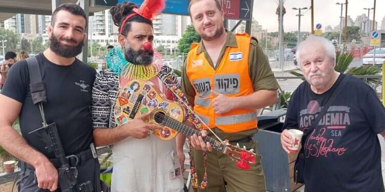 ליצן רפואי בבית חולים סורוקה, צילום: אלישיב רייכנר ליצנים רפואיים בסורוקה: "המטרה שלנו היא לחזק את האנשים ולא להצחיק אותם"