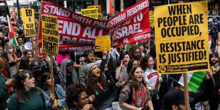 מפגינים תומכי חמאס בניו יורק, למחרת הטבח. צילום: גטי אימג'ס "פלסטין קמה בהתנגדות": תומכי חמאס וסוציאליסטים הפגינו בניו-יורק