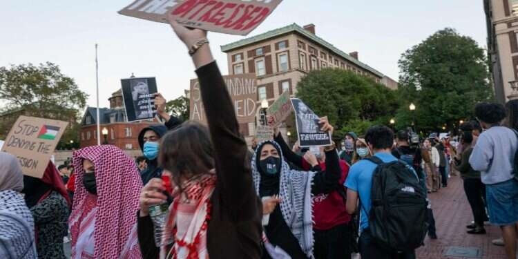 הפגנה נגד ישראל באוניברסיטת קולומביה בניו־יורק. צילום: גטי אימג'ס ואיי. אף.פי מבט מבפנים: האנטישמיות באקדמיה האמריקנית התפשטה כמו אופנה שתופסת בן רגע