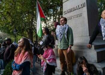 הפגנה של תומכי חמאס בניו-יורק. צילום: AFP "ישראל מבצעת רצח עם": היהודים שמקדמים את תעמולת חמאס בעולם