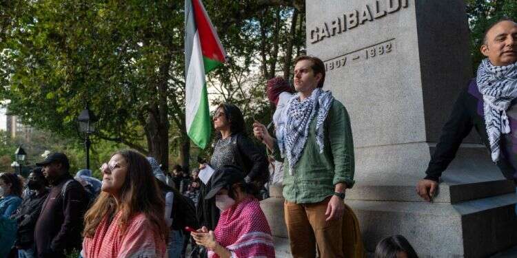 הפגנה של תומכי חמאס בניו-יורק. צילום: AFP "ישראל מבצעת רצח עם": היהודים שמקדמים את תעמולת חמאס בעולם