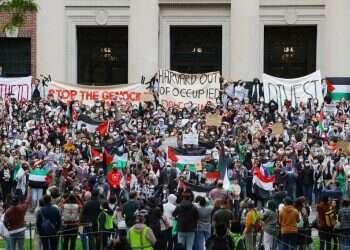 לפי הסקר שנערך בהרווארד 45% מהצעירים הודו שהם לא יודעים מספיק. הפגנה אנטי ישראלית באוניברסיטת הרווארד. צילום: רויטרס לפי הסקר שנערך בהרווארד 45% מהצעירים הודו שהם לא יודעים מספיק. הפגנה אנטי ישראלית באוניברסיטת הרווארד. צילום: רויטרס