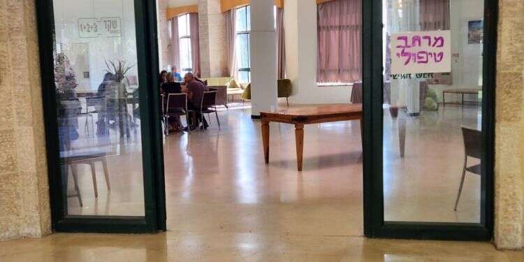 מרחב טיפולי במלון יערים. צילום: עטרה גרמן "אני מפחדת לחזור. אני לא מצליחה לראות את עצמי שם עכשיו"