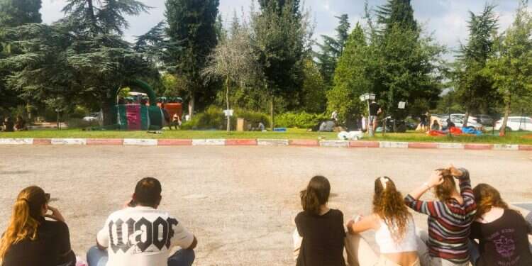 מפונות במלון יערים. צילום: עטרה גרמן "אני מפחדת לחזור. אני לא מצליחה לראות את עצמי שם עכשיו"