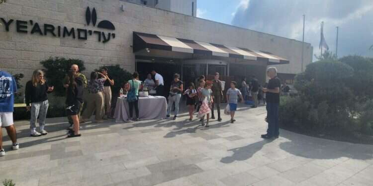 המפונים במלון יערים. צילום: עטרה גרמן "אני מפחדת לחזור. אני לא מצליחה לראות את עצמי שם עכשיו"