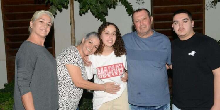 החיילת אורי מגידיש ששוחררה משבי חמאס, אחרי פגישתה עם משפחתה. צילום: דוברות שב בפעולה צבאית: שוחררה חיילת שנחטפה לעזה