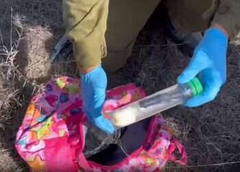 צילום מסך מתוך סרטון של דובר צה פחדנים מאחורי ילדים: ביחידת יהל"ם איתרו ילקוט בית ספר ממולכד שנשאו מחבלי חמאס