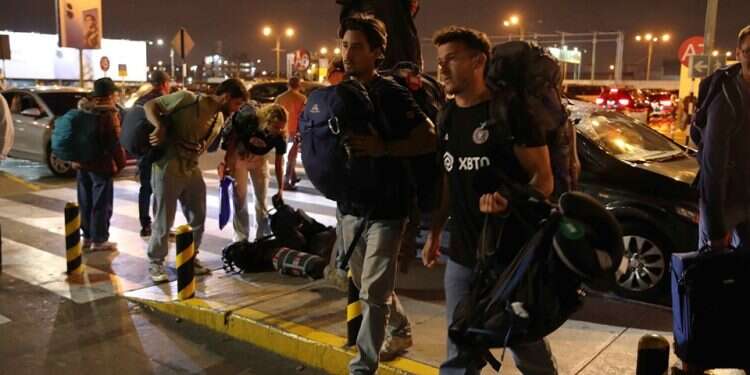 עשרות צעירים עולים על טיסה לישראל במטרה להתגייס ולהצטרף ללחימה. צילום: EPA איך מגיעים לצו 8 מארה"ב לישראל? עם "טרמפ" במטוס פרטי