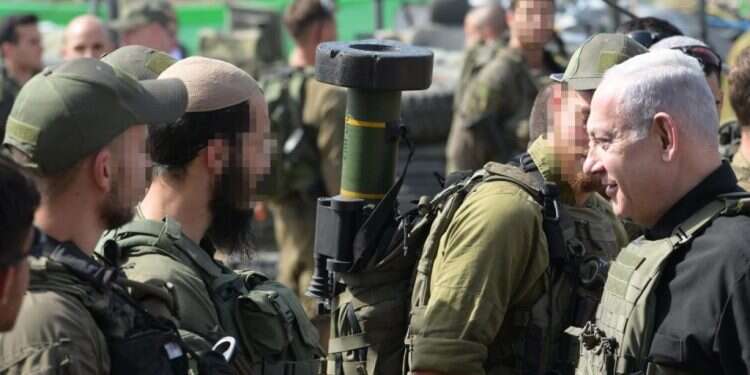 ראש הממשלה נתניהו בבסיס צבאי בצפון. צילום: עמוס בן גרשום /לע נתניהו: "אם חיזבאללה יחליט להיכנס למלחמה, זו תהיה טעות חייו"