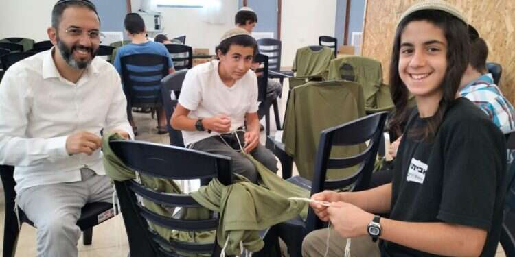 מכינים ציציות לחיילים. צילום: יהודה נוימן מיזם חדש המייצר ציציות צבאיות לחיילים