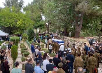 "על אף הקושי חתרת למגע": קהל רב ומגוון ליווה את החייל הבודד בדרכו האחרונה