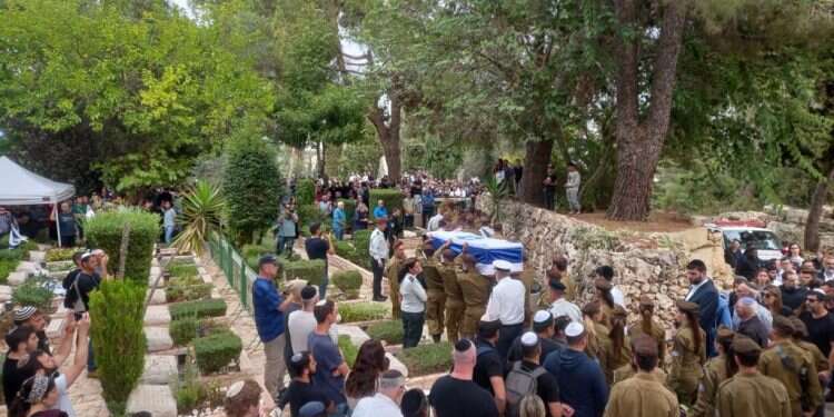 "על אף הקושי חתרת למגע": קהל רב ומגוון ליווה את החייל הבודד בדרכו האחרונה