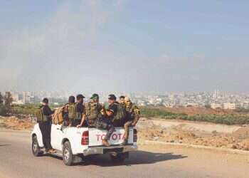 אנשי חמאס בעזה בדרך לגבול. צילום: איי.אף.פי דקה אחרי דקה: 24 שעות הראשונות של הדיווחים ממתקפת הטרור הרצחנית