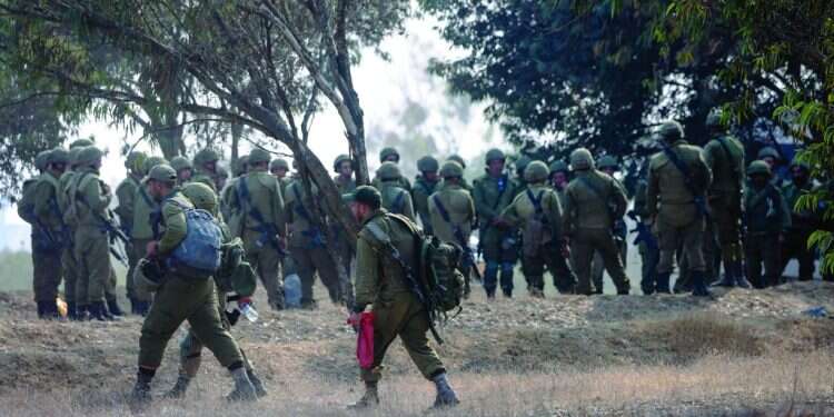 חיילי מילואים בשטחי כינוס. צילום: AFP