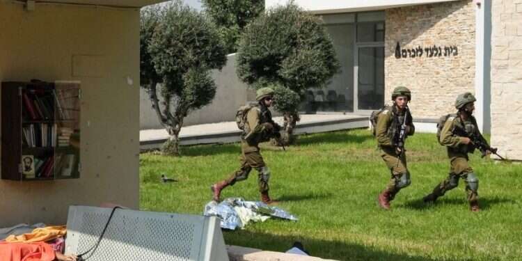 חיילים במצוד אחרי מחבלים. צילום: AFP