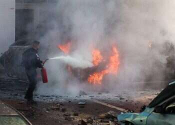 פגיעת רקטה באשקלון, ביום המלחמה הראשון. צילום: AFP